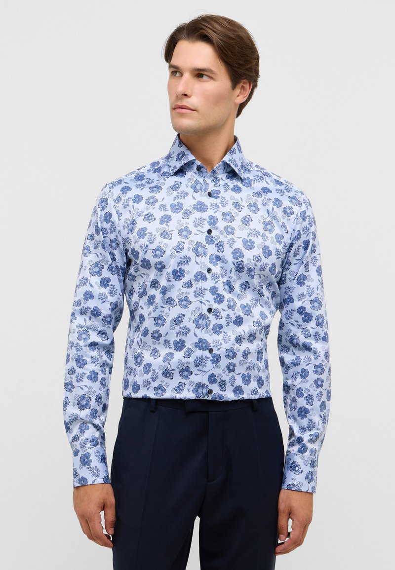 Blauwe bloemen overhemd met lange mouwen en een lichtblauwe basis, met een knoopsluiting aan de voorkant en een ontspannen pasvorm, aangevuld met zwarte knopen.