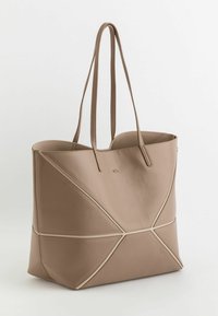 Beige leren tote bag met lange handvatten, voorzien van een geometrisch ontwerp, een soepele textuur en zichtbare stikselaccenten.
