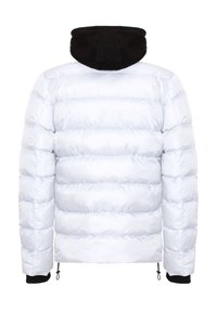 Weißer Pufferjacke mit schwarzem Fleece-Kapuze, mit horizontalem Steppmuster, elastischen Bündchen und verstellbarem Saum. Glatte, glänzende Textur.