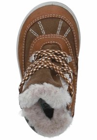 Bota de ante marrón con costuras blancas, forro de piel sintética y cordones en cuadros marrón y blanco. Punta redondeada, suela resistente y parte superior texturizada.