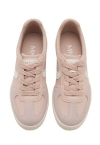 Svetlo roza teniske z gladkim tekstilnim zgornjim delom, semišnimi detajli, belimi vezalkami in teksturirano gumijasto podplatom. Imajo zaobljen dizajn prstov.