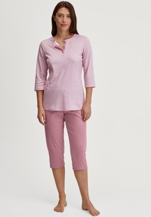 Rosa Baumwoll-Schlafanzug-Set mit einem Langarmoberteil mit Henley-Ausschnitt und 3/4-Ärmeln, kombiniert mit knielangen Hosen. Glatte Textur.