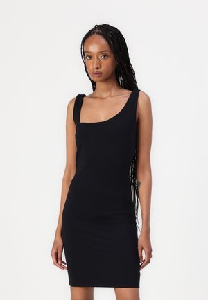 Abito nero senza maniche con scollatura quadrata, forma aderente e texture liscia, che arriva a metà coscia. Design semplice e minimalista.