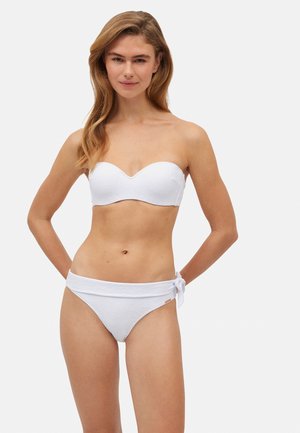 Conjunto de bikini blanco texturizado que incluye un top sin tirantes con un borde ondulado y un bikini de talle bajo con lazada a un lado. Ambas piezas tienen un detallado mínimo.