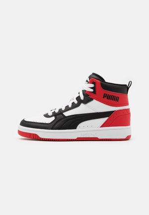 Høj-top Puma sneaker i hvid, sort og rød med hvide snørebånd, Puma-logo på siden og tungen, vist fra ydersiden.
