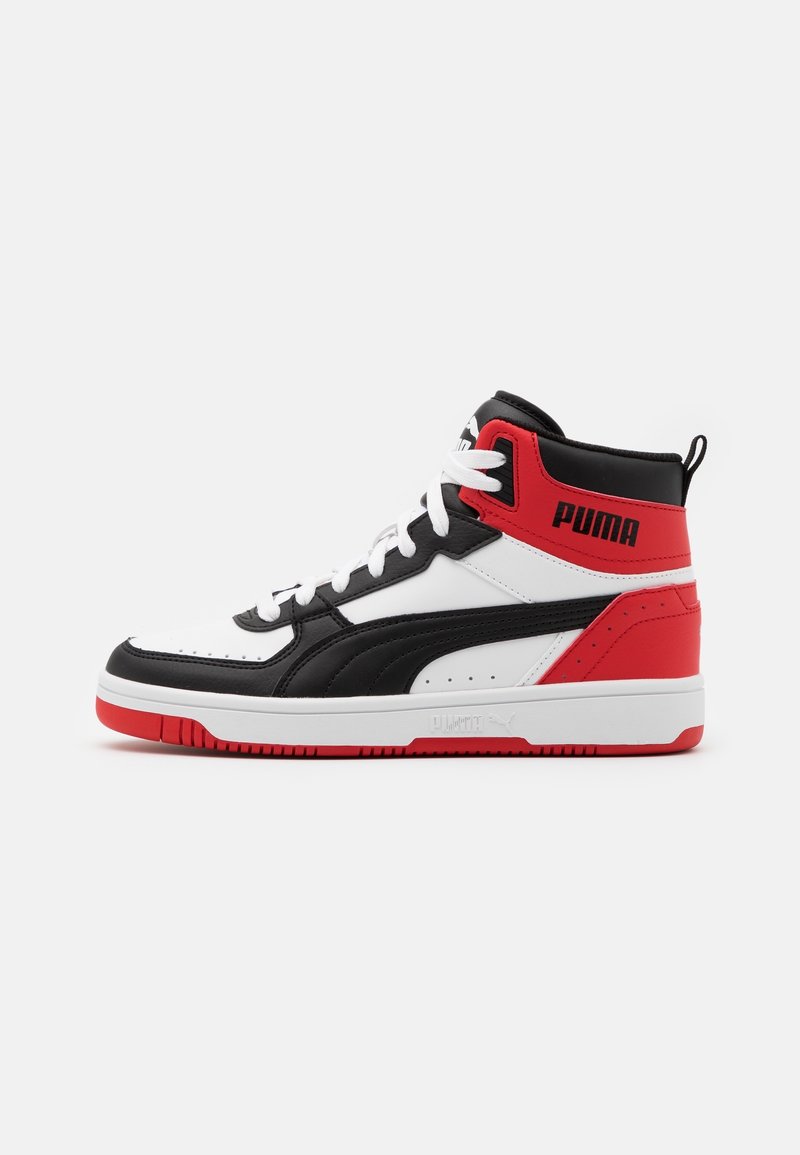 Baskets montantes Puma en blanc, noir et rouge avec des lacets blancs, logo Puma sur le côté et sur la languette, vues de l'extérieur.