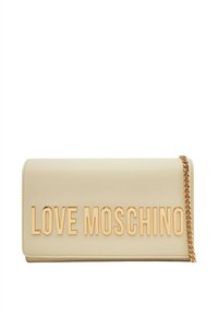 Borsa clutch beige chiara con lettering dorato "LOVE MOSCHINO", texture liscia, patta pieghevole e tracolla in metallo.