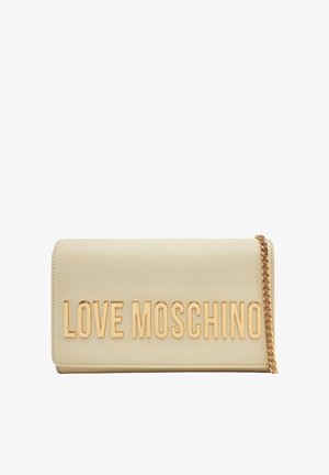 Borsa clutch beige chiara con lettering dorato "LOVE MOSCHINO", texture liscia, patta pieghevole e tracolla in metallo.