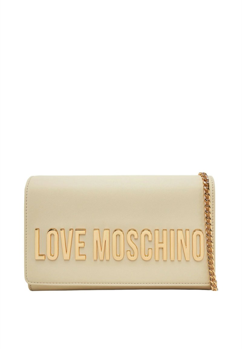 Borsa clutch beige chiara con lettering dorato "LOVE MOSCHINO", texture liscia, patta pieghevole e tracolla in metallo.