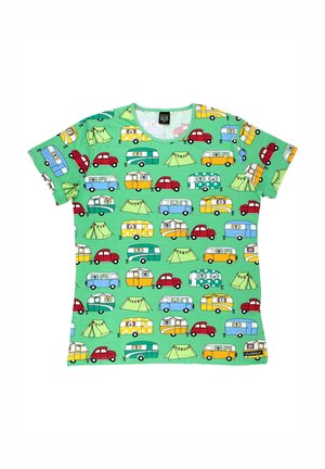 Groene T-shirt met een herhaald patroon van auto's, campers en tenten in blauw, rood, geel en wit, met een ronde hals en korte mouwen.