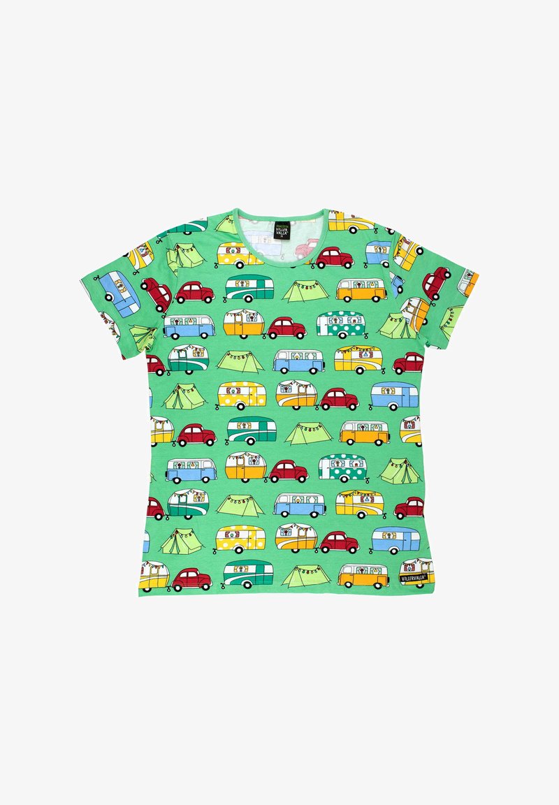 T-shirt vert arborant un motif répété de voitures, de camping-cars et de tentes en bleu, rouge, jaune et blanc, avec un col rond et des manches courtes.