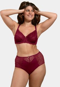 Bralette en dentelle bourgogne avec des bords festonnés et un léger rembourrage, associé à des culottes taille haute assorties présentant des motifs en dentelle géométrique et un bouton décoratif.