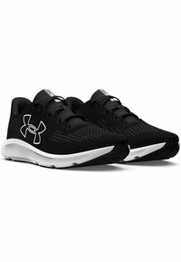 Chaussures de sport noires avec un dessus texturé, semelle blanche et logo proéminent sur le côté. Comprend des lacets et des détails de ventilation.