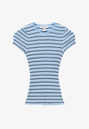 Top de manga corta azul claro acanalado con rayas horizontales negras y blancas y escote redondo.