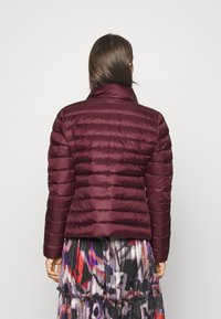 Anna Field Bunda z prachového peří - dark red