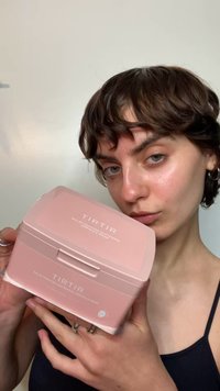 Rosa rektangulær beholder merket "TIRTIR Galactomyces Softening Ampoule Mask," med en jevn tekstur og subtil merkevare.