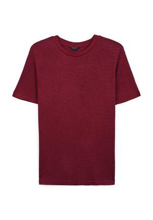 Rotes, gewebtes T-Shirt mit kurzen Ärmeln, rundem Halsausschnitt und gerippter Struktur. Der Stoff wirkt leicht und atmungsaktiv.