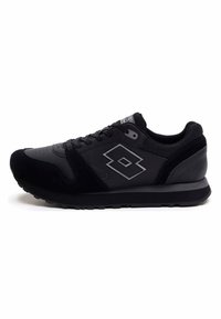 Scarpa sportiva nera con tomaia in suede e mesh, punta rotonda, chiusura con lacci, colletto imbottito e suola in gomma. Presenta un logo argentato.