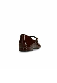 Bruine leren balletschoen met een ronde neus, lage hak en een dunne band. Glad oppervlak met een glanzende afwerking.