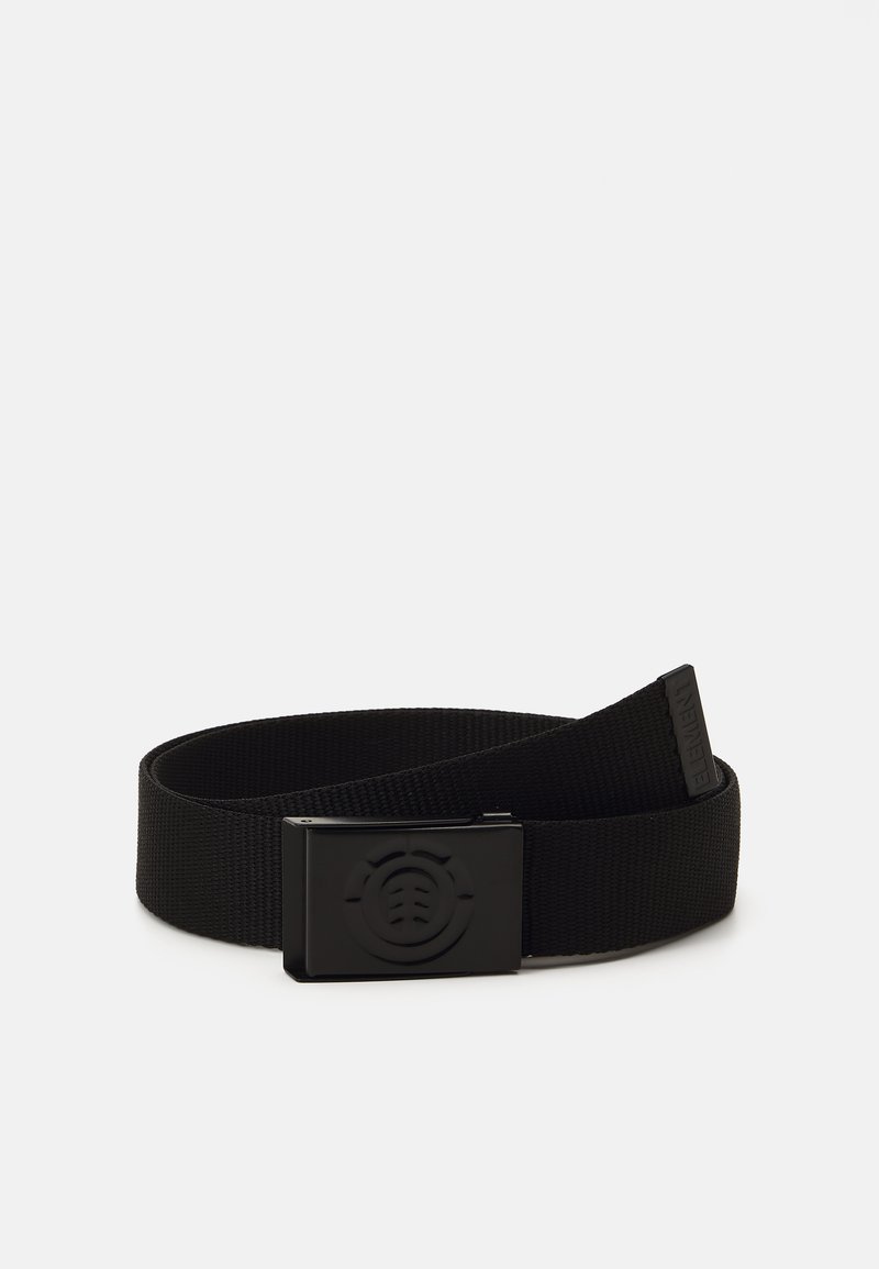 Cinturón tejido negro con una textura de tela suave y hebilla metálica rectangular con un diseño circular. Longitud ajustable para un ajuste seguro.