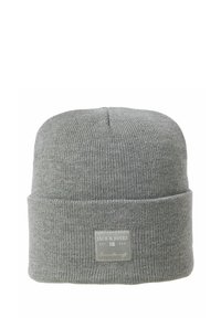Grå strikket beanie med opfoldet kant, der har et lille rektangulært mærke med tekst. Materialet virker blødt, med ribbet struktur overalt.