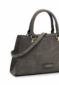 Borsa a mano in pelle grigia con forma strutturata, dettagli laterali cuciti, accenti in hardware color oro e tracolla staccabile.