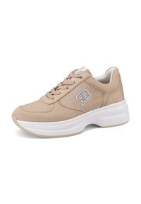 Sneaker beige con tomaia in tessuto e suede, suola bianca, punta arrotondata e logo decorativo sul lato. Presenta una chiusura con lacci.