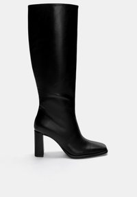Schwarze Lederstiefel bis zum Knie mit einem quadratischen Zehenbereich und einem klobigen Absatz. Glatte Textur mit minimalen Details und einer eleganten Silhouette.