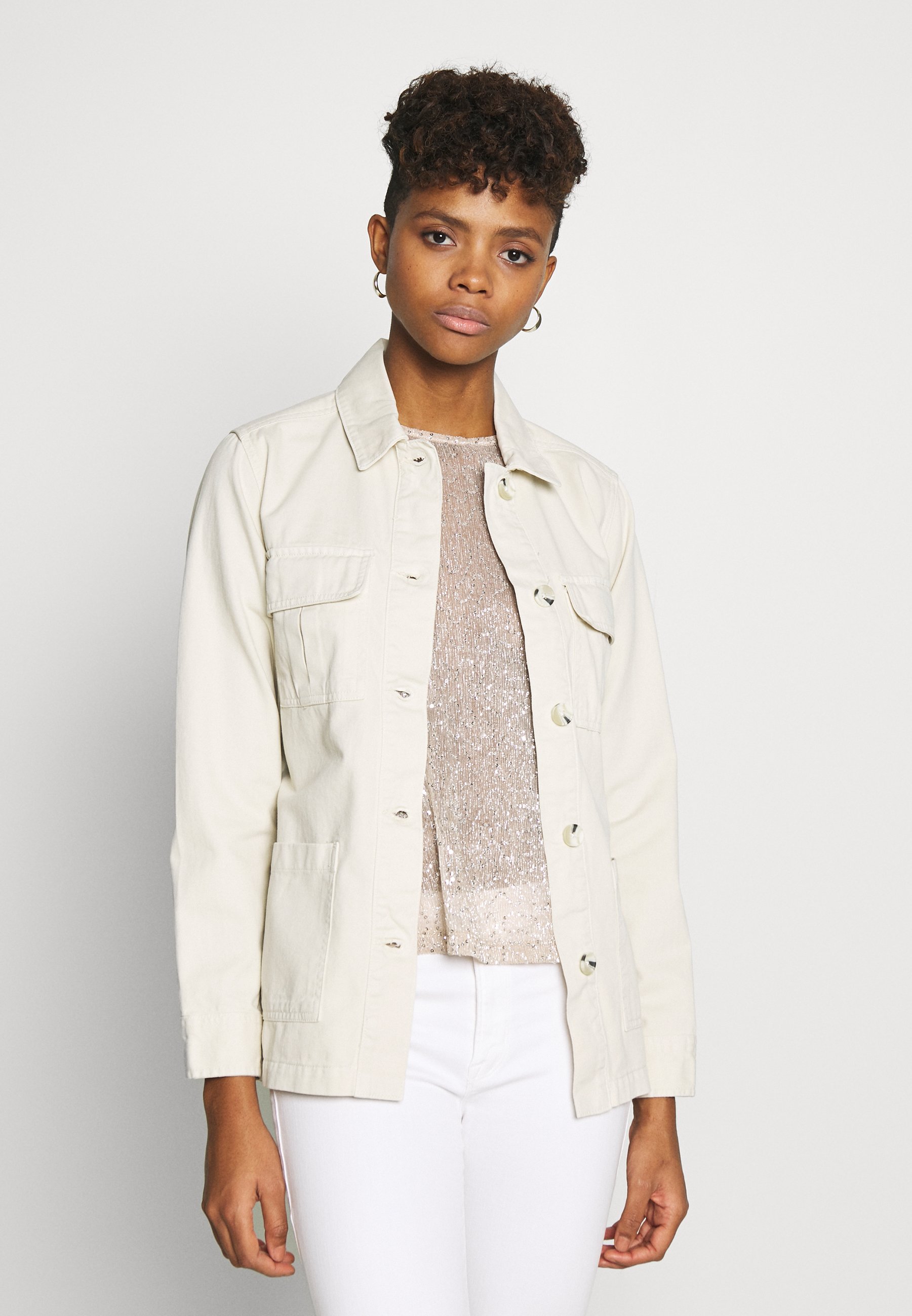 Miss Selfridge online | Den nya kollektionen på Zalando Miss Selfridge OVERSIZE POCKET SHACKET TRIAL Jeansjacka