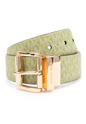 Jasnozielony pasek Michael Kors z powtarzającym się wzorem MK i błyszczącą złotą sprzączką z wygrawerowaną nazwą marki.