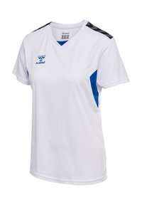 Vit atletisk tröja med V-hals, med blå sidopaneler och svarta accentränder på axlarna. Tillverkad av ett andningsbart material.