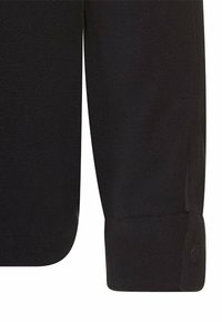 Sort fleece skjorte cuff med knaplukning og et blødt, struktureret stof, med en let afrundet kant ved ærmeåbningen.