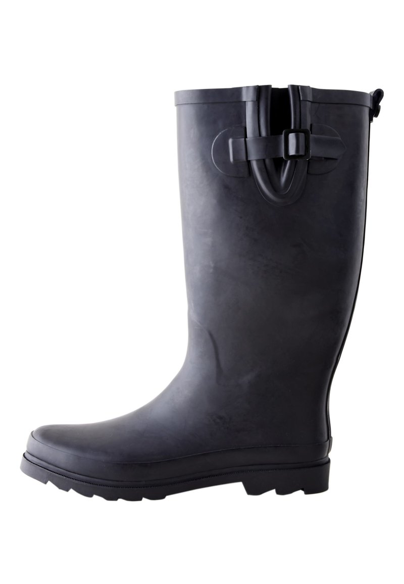 Schwarzer Gummiregenstiefel mit glatter Textur, abgerundeter Spitze und einer Schnallendetail oben, mit robustem Profil an der Sohle.