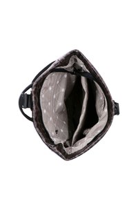 Vue de dessus d'un sac à main marron ouvert, montrant une doublure en tissu beige avec un motif géométrique et plusieurs compartiments zippés.