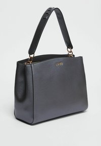 Borsa a tracolla nera in pelle con una finitura texture, parte superiore arrotondata, logo dorato e tracolla staccabile con fori regolabili.