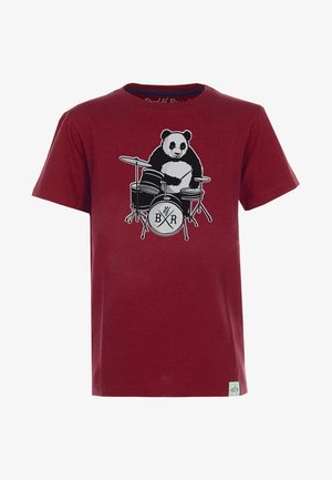 Rød bomulds t-shirt med et sort grafik af en panda, der spiller trommer, med bogstaverne "BXR" på trommen. Korte ærmer og rund halsudskæring.