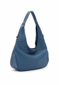 Borsa in pelle blu con un design morbido, manico curvo, cuciture a contrasto e una superficie testurizzata. Base arrotondata e apertura superiore.