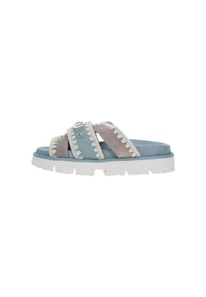 Sandale à lanières avec des brides en suede bleu et gris, des coutures blanches, et une semelle blanche épaisse avec un motif de semelle significatif.