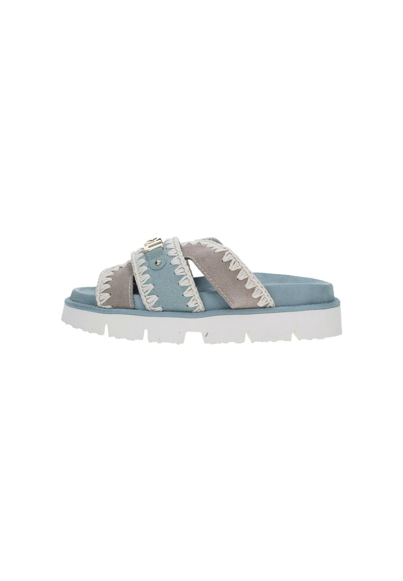 Infradito con cinturini in suede blu e grigio, cuciture bianche e suola bianca spessa con un significativo motivo di battistrada.