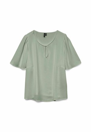 Lichtgroene damesblouse met korte wijd uitlopende mouwen en een kleine sleutelgatopening onder een ronde halslijn.