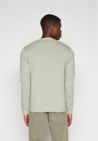 Tommy Jeans SLIM ESSENTIAL LIGHT SWEATER - Džemperis - faded willow