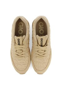 Zapatillas deportivas beige con parte superior de tela texturizada, diseño de cordones y logo en la lengua. Cuenta con una plantilla acolchada y suela de goma.