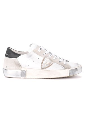 Sneaker bianca e grigia con accenti metallici, upper testurizzato, punta rotonda, lacci con dettagli stampati, dotata di suola trasparente e pannello del tallone nero.