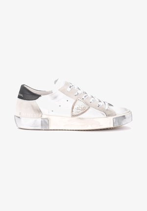 Sneaker bianca e grigia con accenti metallici, upper testurizzato, punta rotonda, lacci con dettagli stampati, dotata di suola trasparente e pannello del tallone nero.
