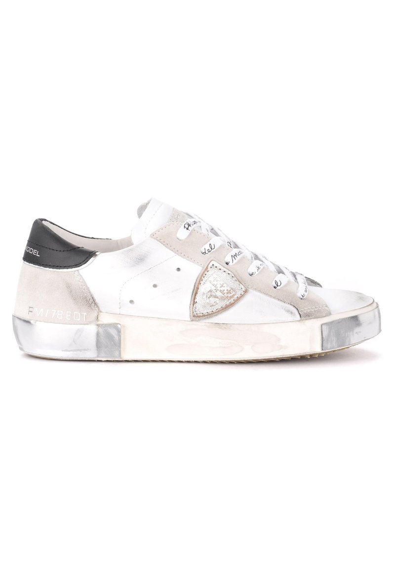 Sneaker bianca e grigia con accenti metallici, upper testurizzato, punta rotonda, lacci con dettagli stampati, dotata di suola trasparente e pannello del tallone nero.