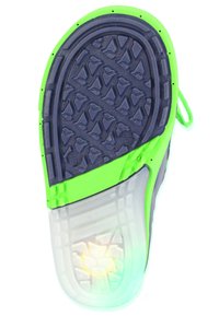 Rubberen zool in marineblauw met een felgroene rand. Heeft een textuurpatroon voor grip en een semi-transparante lichtgevende sectie.