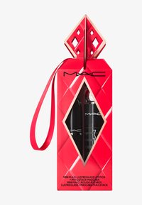 Rote Verpackung in Diamantform mit einem Ausschnitt, der schwarzen Lippenstift und Mascara zeigt. Mit einem roten Band zum Hängen und MAC-Branding in Schwarz.