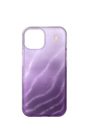 Lilla halvtransparent telefoncover med et subtilt bølgemønster og et udskåret hul til kameraet i øverste venstre hjørne.