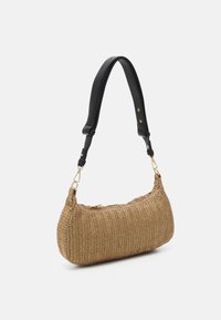 Torebka z plecionej słomy o zaokrąglonym kształcie, w kolorze tan, z czarną skórzaną rączką, złotymi akcentami oraz textured powierzchnią.