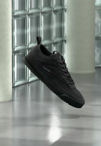Sélectionné, triple black